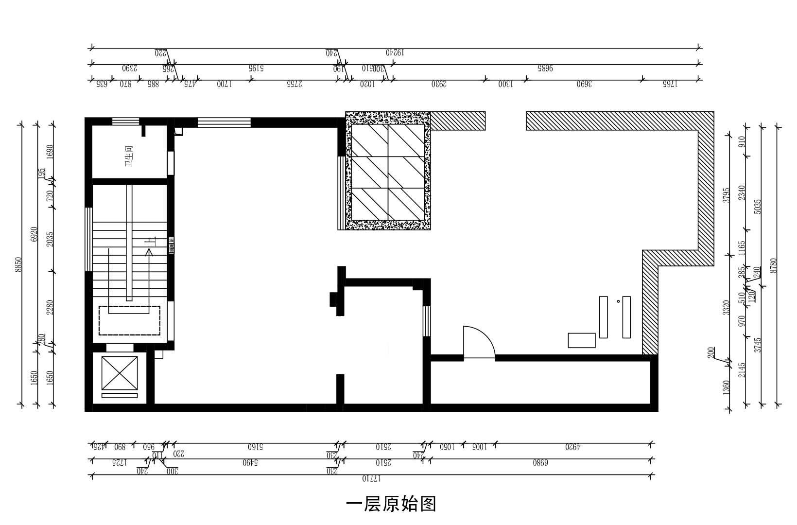 一層的客廳原為挑空，集合了餐廳及門廳，使公共空間相對擁擠。