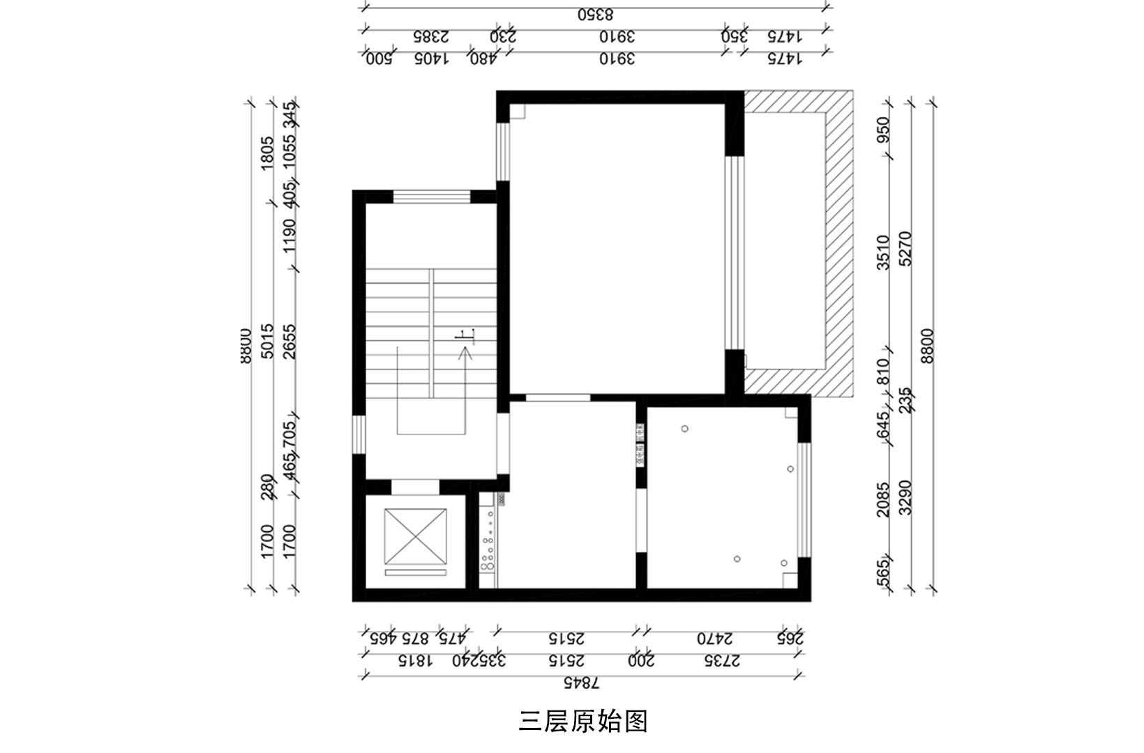 三層原結(jié)構(gòu)的衣帽間在入室動線上，使用率低且狹小不便，設(shè)計改造后調(diào)換主衛(wèi)位置，納入露臺光線，既保證各個空間的完整獨立，又增加每個空間功能的實用。